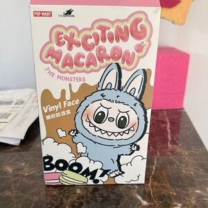 Macaron Labubu - Lychee Berry